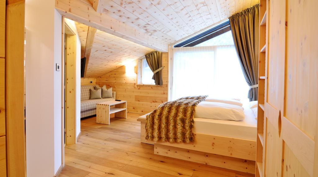 Chalet Elisabeth Dolomites Alpin & Charme Hotel Селва ди Вал Гардена Стая снимка