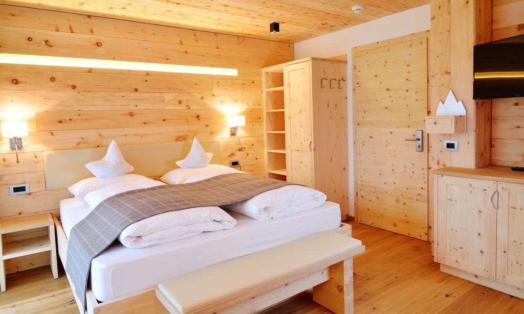 Chalet Elisabeth Dolomites Alpin & Charme Hotel Селва ди Вал Гардена Стая снимка