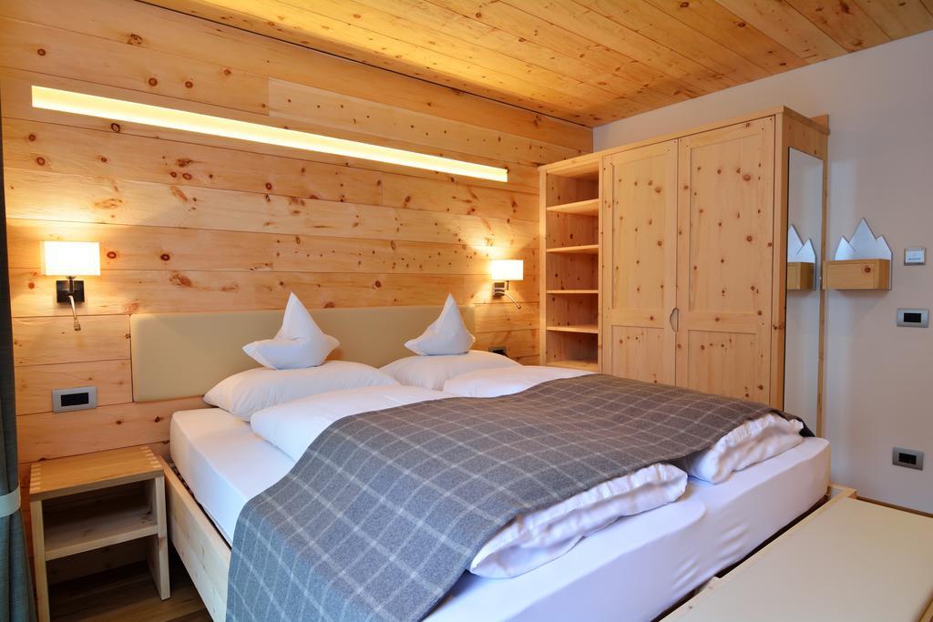 Chalet Elisabeth Dolomites Alpin & Charme Hotel Селва ди Вал Гардена Стая снимка