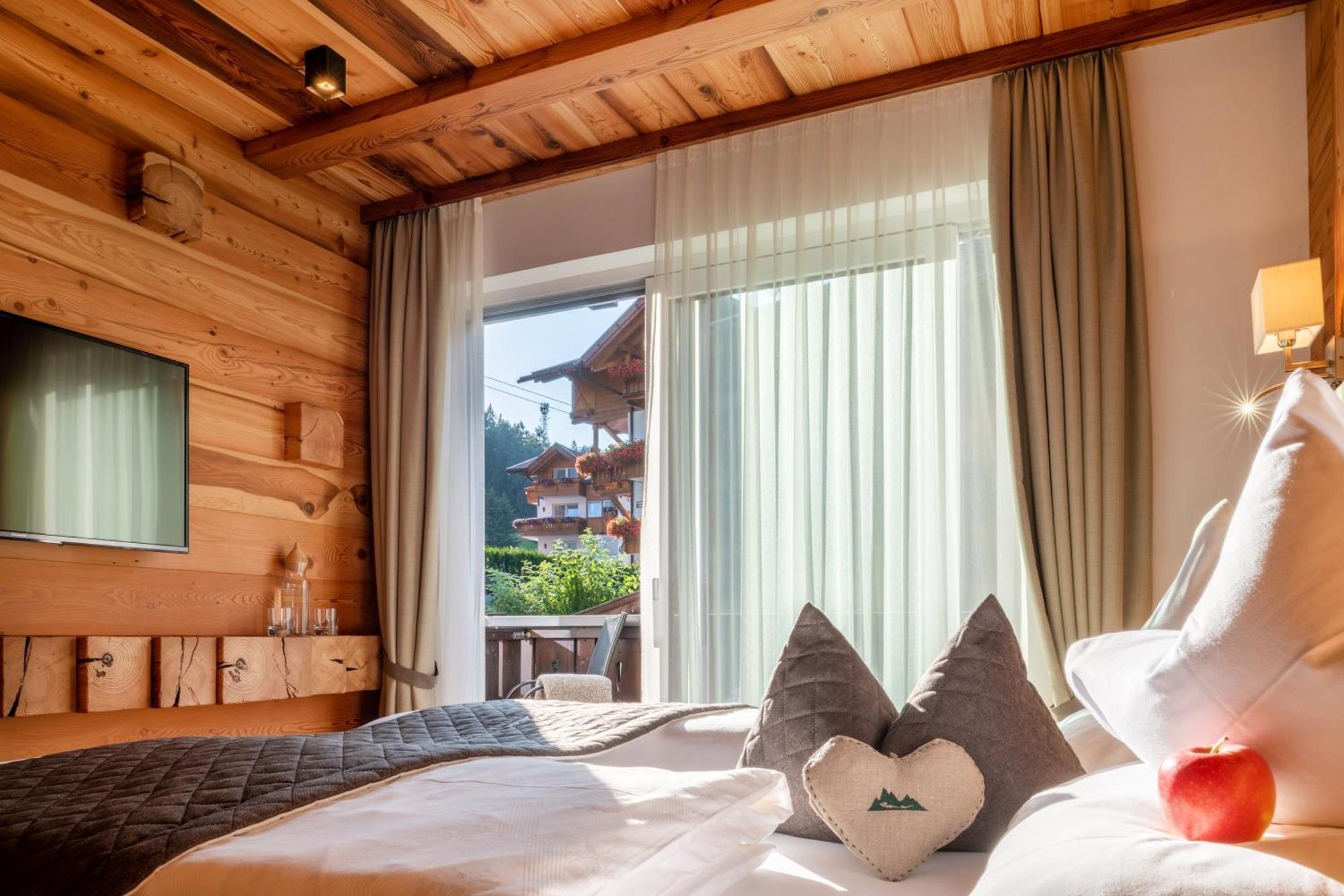 Chalet Elisabeth Dolomites Alpin & Charme Hotel Селва ди Вал Гардена Екстериор снимка